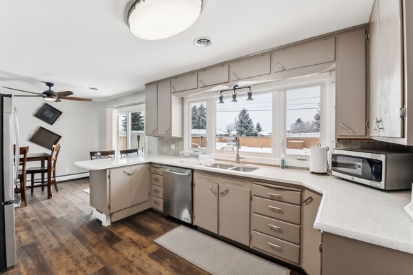 Refrigerador, horno, cafetera/tetera, tostadora