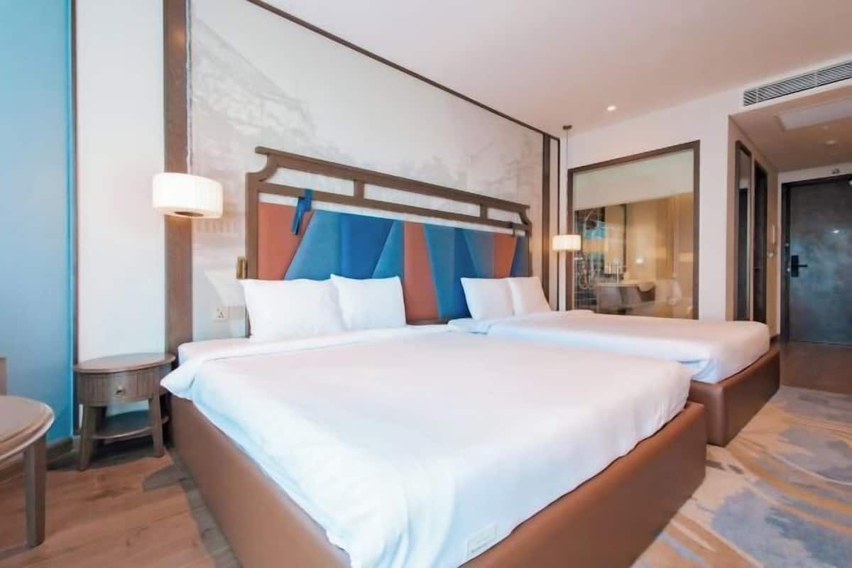 1 bedroom, Egyptian cotton sheets, premium bedding, down comforters