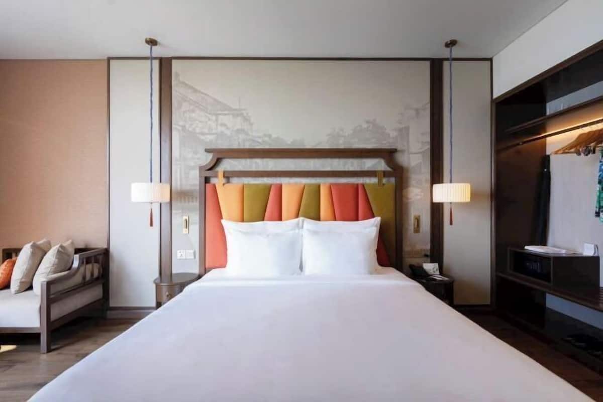 1 bedroom, Egyptian cotton sheets, premium bedding, down comforters