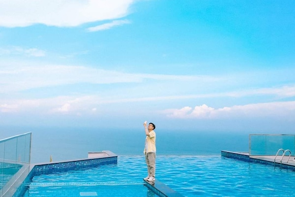 5 outdoor pools, open 6:00 AM to 8:00 PM, pool umbrellas, sun loungers