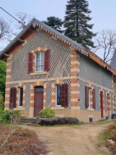 Gîte in a 5 h. estate 5 minutes from the Loire by bike & the Berry canal