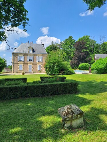 Gîte in a 5 h. estate 5 minutes from the Loire by bike & the Berry canal