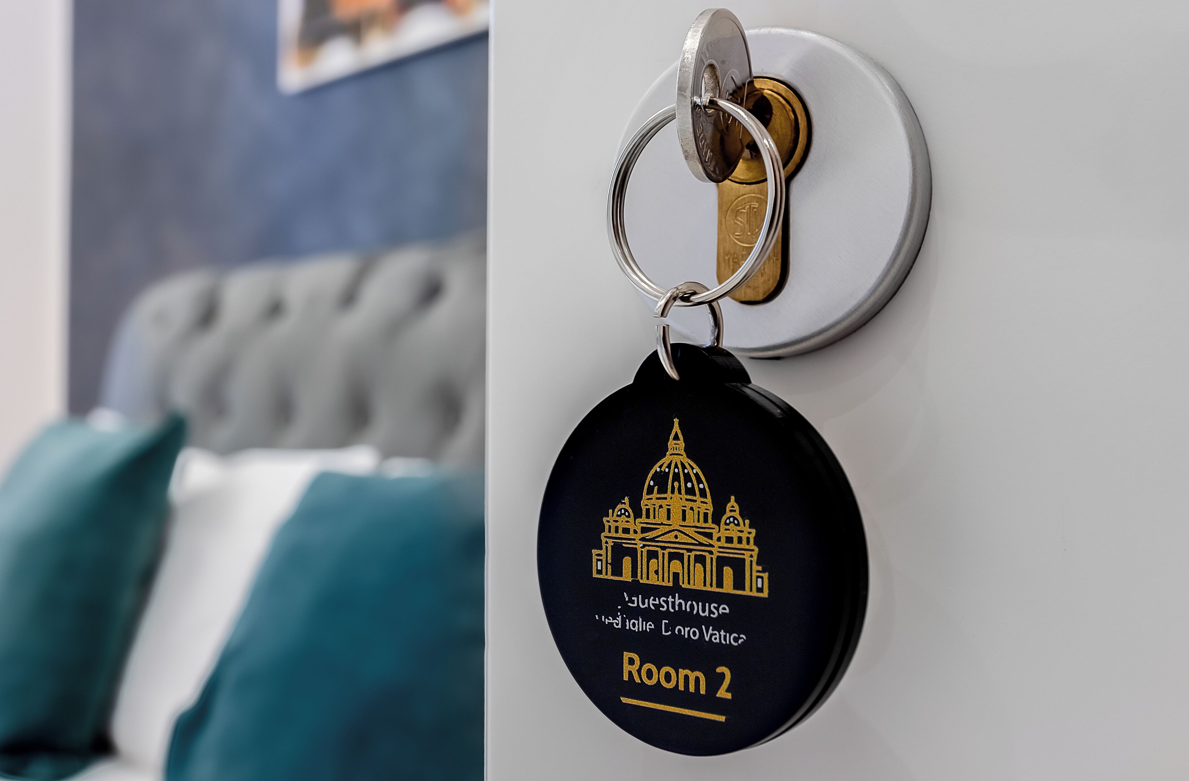 Un porta-claus amb un número de habitació d'hotel i una il·lustració d'un edifici.