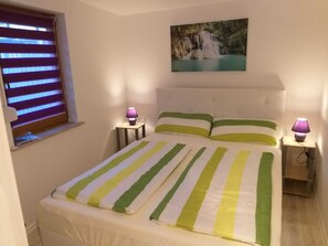 2 bedrooms, WiFi, bed sheets - Vacation home with private heated pool (Rietz-Neuendorf)