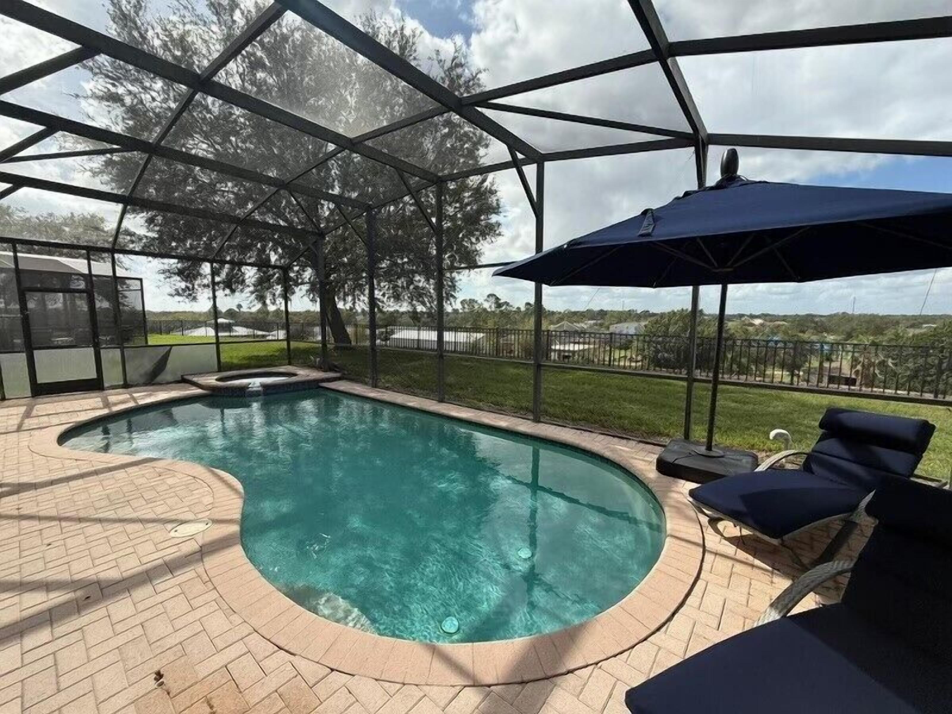 Lämmitetty uima-allas