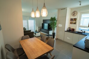 Apartamento, balcón, vistas al patio | Comedor