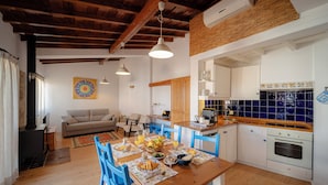 Cottage dành cho gia đình, 2 phòng ngủ, sân hiên, quang cảnh núi | Khu phòng khách | TV 