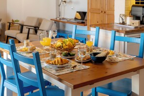 Family Cottage, 2 Bedrooms, Patio, Mountain View | Private kitchen