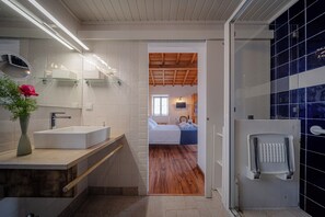 Family Cottage, 2 Bedrooms, Patio, Mountain View | Bathroom | Separate tub and shower, hair dryer, towels, soap - Casas da Tia Alice (Mafra)