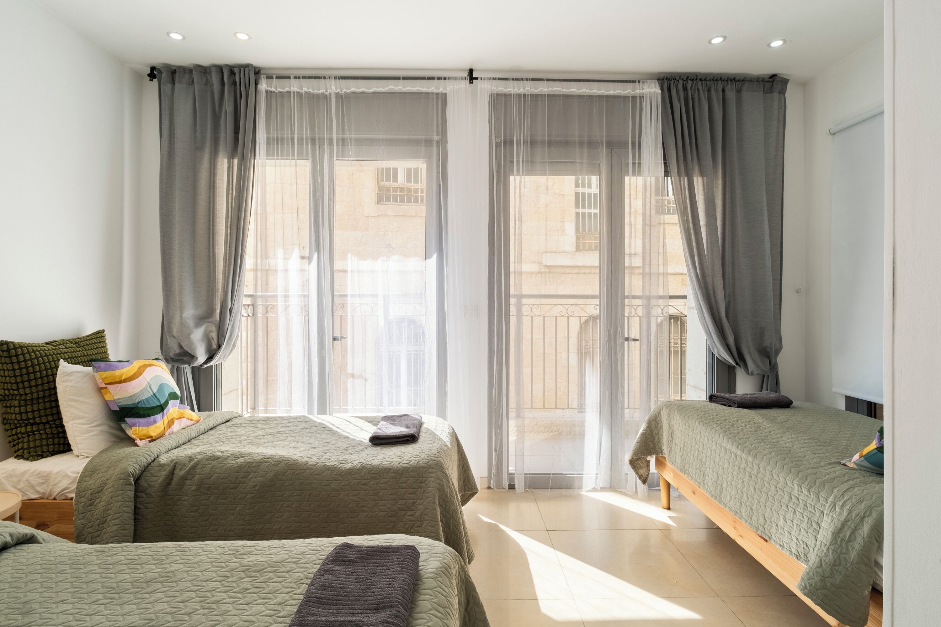 3 habitaciones, escritorio, tabla de planchar con plancha y wifi gratis 