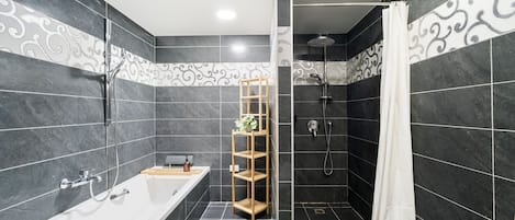 SĂšche-cheveux, serviettes fournies, savon, shampoing