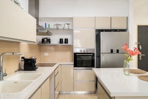 Fridge, microwave, oven, coffee/tea maker - Ha Rav Kok 3BR (Jerusalem)