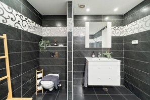 Secador de pelo, toallas, jabón y champú