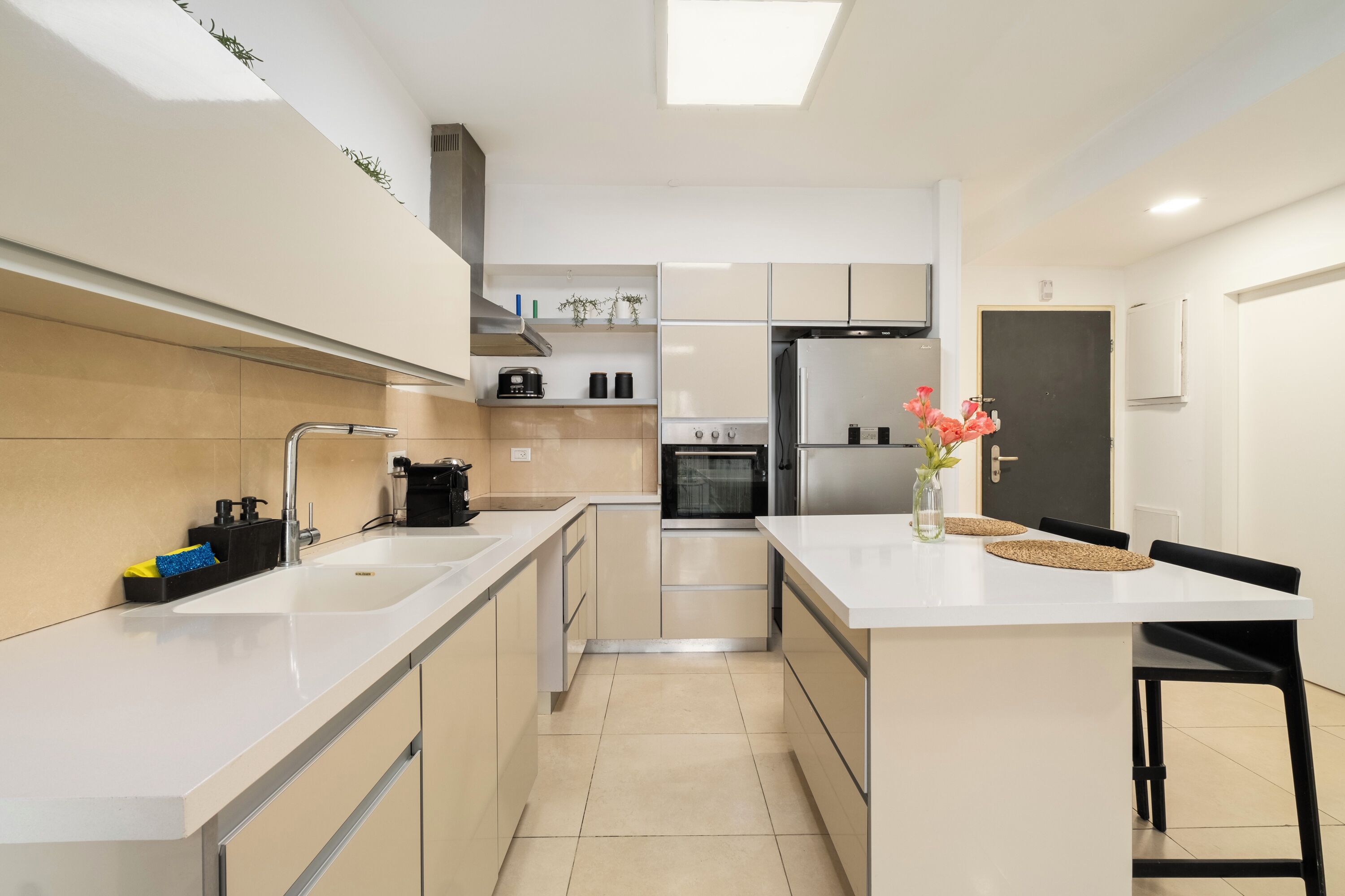 Coffee/tea maker, fridge, microwave, oven