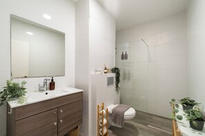 Hair dryer, towels, soap, shampoo - Ha Rav Kok 3BR (Jerusalem)