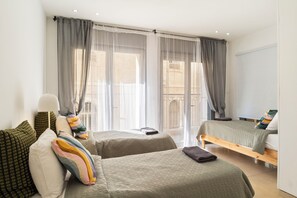 3 室のベッドルーム、デスク、アイロン / アイロン台、WiFi (無料)