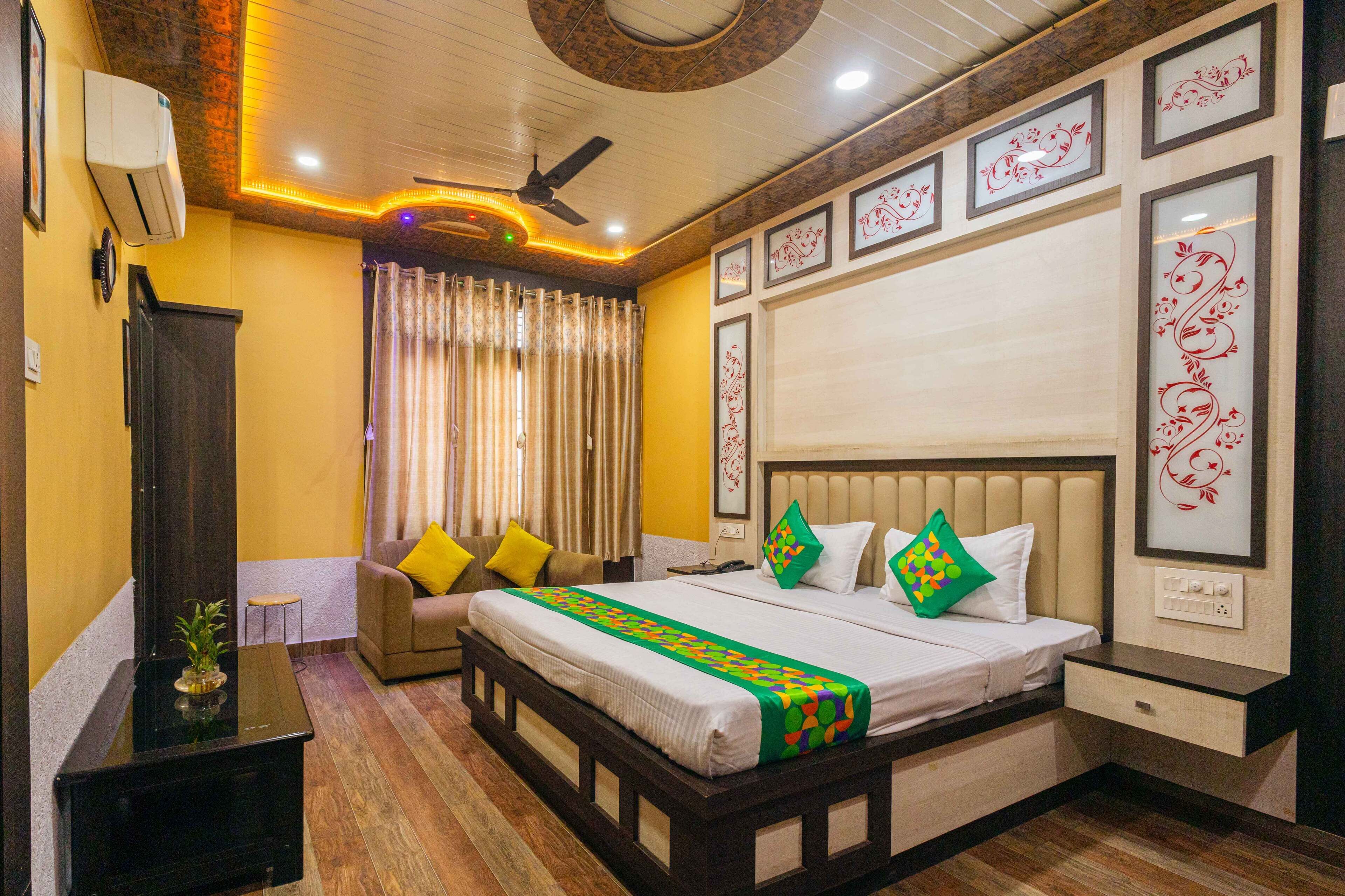 华丽客房 | 特色家居、办公桌、遮光窗帘、熨斗/熨衣板