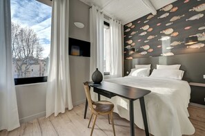 Habitación doble superior | Escritorio y espacio para trabajar con un portátil