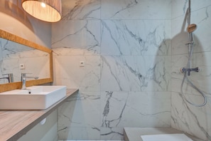 Superior Double Room | Bathroom | Shower, hair dryer, towels, soap