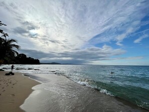 Beach nearby, beach towels - Villa Tres Lunas-Private Jungle Retreat with Pool (Puerto Viejo de Talamanca)