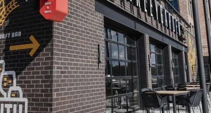 Cozy 3-bedroom building in welcoming Palmetto with WiFi, AC