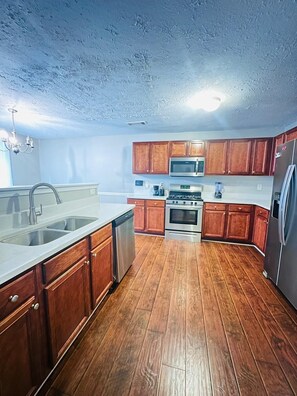 Mikrowelle, Ofen, Herdplatte, Geschirrspüler