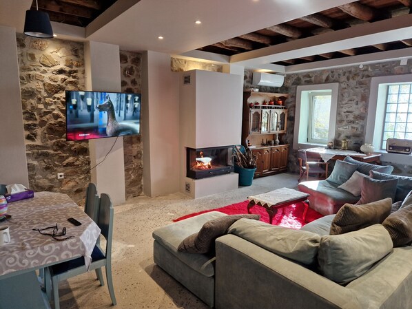 تلفزيون ذكي، مدفأة، كُتُب