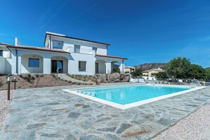 Seasonal outdoor pool, pool loungers - Villa Infinity with pool (Olbia)