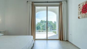 Vila, vista para a piscina | 5 quartos, ferros/tábuas de passar roupa, berços grátis