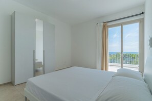 5 bedrooms, iron/ironing board, free cots/infant beds, free WiFi - Villa Infinity with pool (Olbia)
