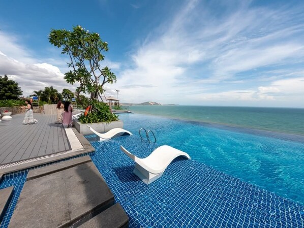 5 outdoor pools, open 6:00 AM to 8:00 PM, pool umbrellas, pool loungers