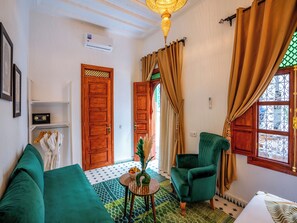 Habitación triple Deluxe, no fumadores, Aire acondicionado | Baño | Secador de pelo, albornoces, zapatillas y toallas