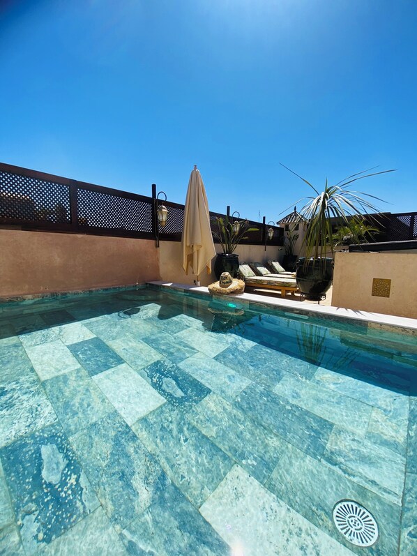 من حمّامات السباحة المغطاة