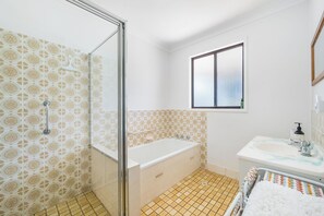 Een douche, handdoeken