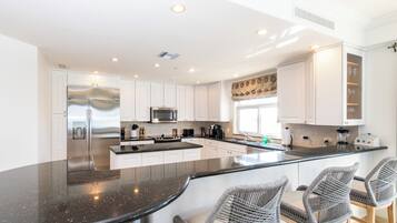 冰箱、微波炉、烤箱、炉灶