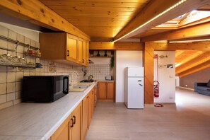 Frigorifero, microonde, forno, piano cottura
