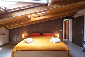 3 bedrooms, in-room safe, desk, iron/ironing board - Etna's Love: Attic with a View (Catania)