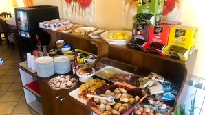 Sudah termasuk sarapan prasmanan setiap hari