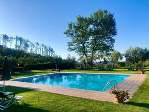 Piscina a l'aire lliure de temporada (horari: 08:30-20:00) i para-sols 
