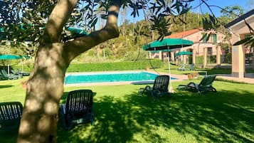 Alberca al aire libre por temporada y sombrillas en la alberca
