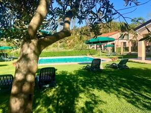 Piscina a l'aire lliure de temporada (horari: 08:30-20:00) i para-sols 