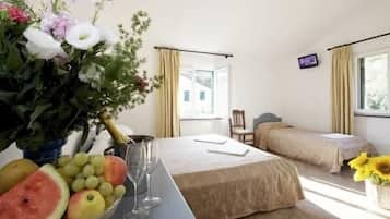 Classic-Dreibettzimmer, Blick auf die Anlage | Zimmersafe, Schreibtisch, Verdunkelungsvorhänge, kostenlose Babybetten