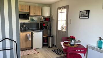 Kylskåp, mikrovågsugn, spishäll och kaffe- och tebryggare