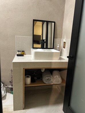 Shower, hair dryer, towels, soap - Casa Parota 2 Apartments (San Ignacio)