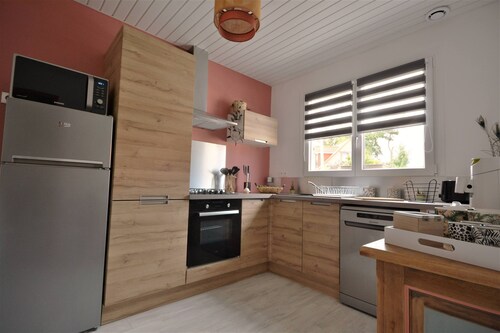 Renovated house located 5 minutes from the beach and playground, close to shops.