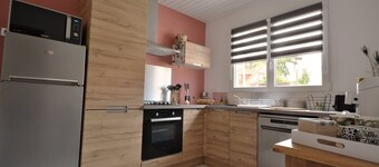 Renovated house located 5 minutes from the beach and playground, close to shops.