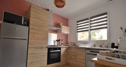 Renovated house located 5 minutes from the beach and playground, close to shops.