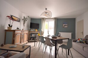 Living area - Renovated house located 5 minutes from the beach and playground, close to shops. (Le Crotoy)