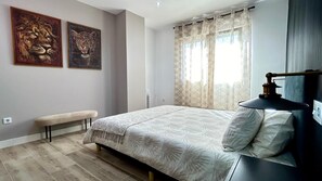 2 soverom, skrivebord, strykejern/-brett og reiseseng for barn