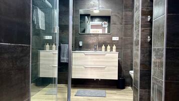 Secadora de cabello, toallas, jabón, papel de baño